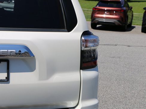 Used 2018 Toyota 4Runner Limited AWD/4WD image 7