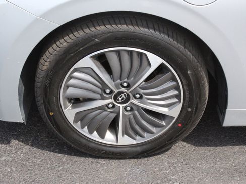 Used 2022 Hyundai Ioniq Limited FWD image 11