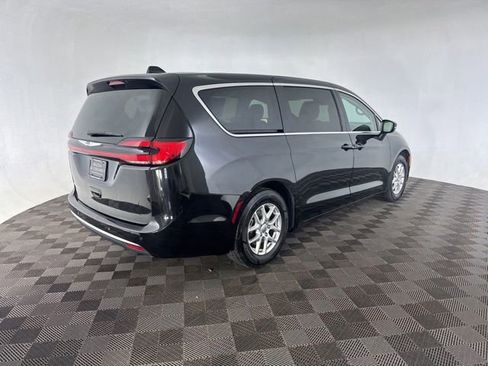 Used 2023 Chrysler Pacifica Touring-L FWD image 5
