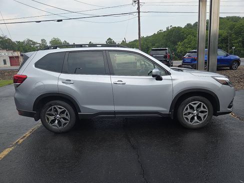 Used 2023 Subaru Forester Premium AWD/4WD image 2