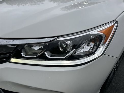 Used 2017 Honda Accord Sport image 9