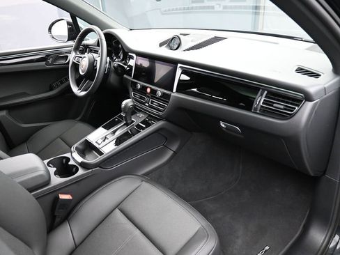 Certified 2025 Porsche Macan AWD/4WD image 32