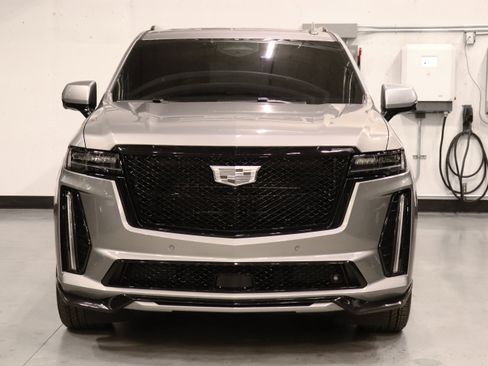 Used 2024 Cadillac Escalade ESV V w/ LPO, ONYX Package image 8