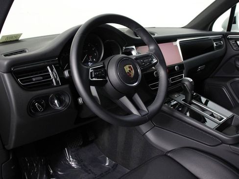Certified 2025 Porsche Macan image 4