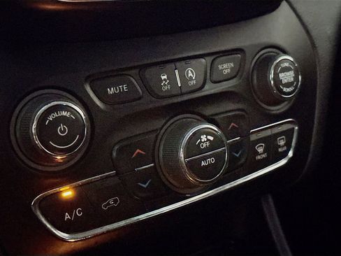 Used 2019 Jeep Cherokee Latitude Plus w/ Comfort/Convenience Group image 16