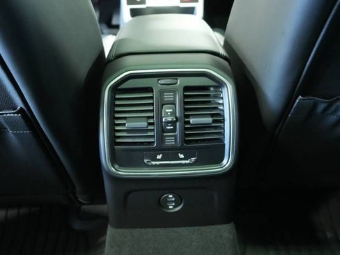 Certified 2025 Porsche Macan AWD/4WD image 27
