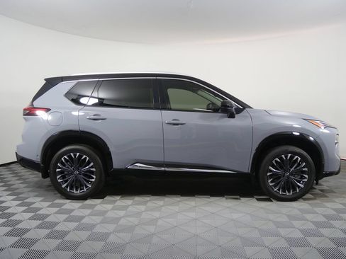 Used 2025 Nissan Rogue Platinum w/ Tech Package FWD image 2