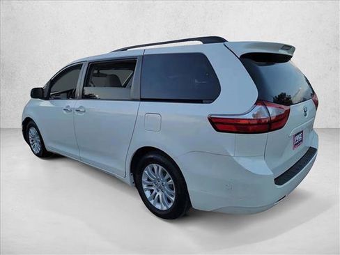 Used 2016 Toyota Sienna XLE image 7