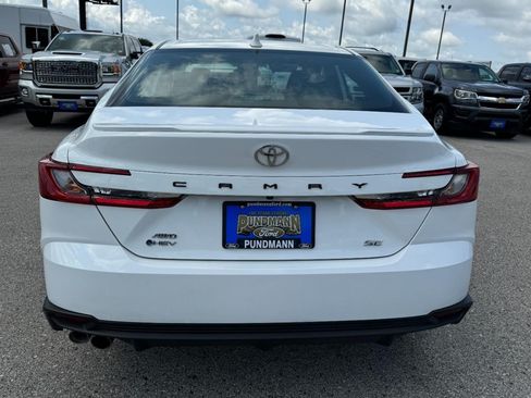 Used 2025 Toyota Camry SE AWD/4WD image 4