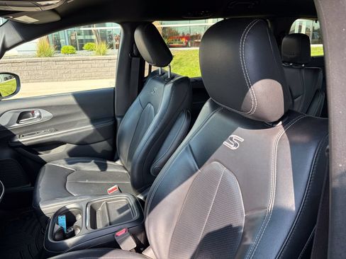 Used 2019 Chrysler Pacifica Touring-L FWD image 10