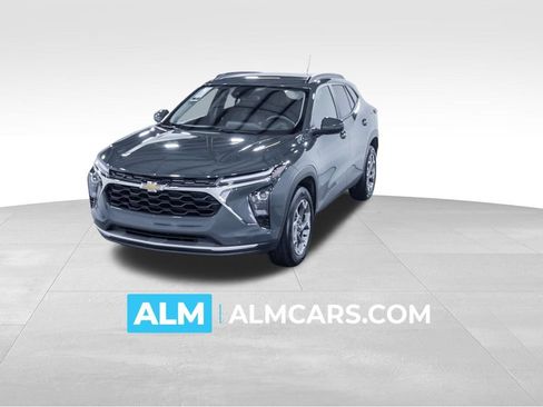 Used 2025 Chevrolet Trax LT FWD image 1