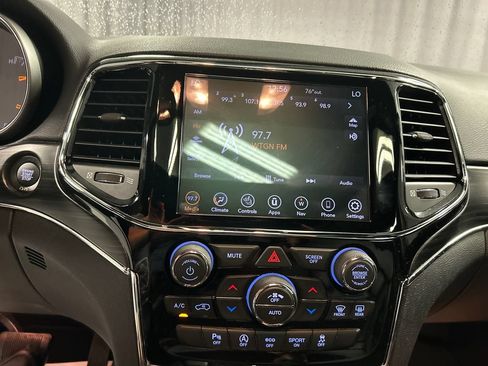 Used 2020 Jeep Grand Cherokee Limited AWD/4WD image 15