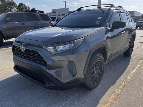 Used 2019 Toyota RAV4 LE FWD image 7