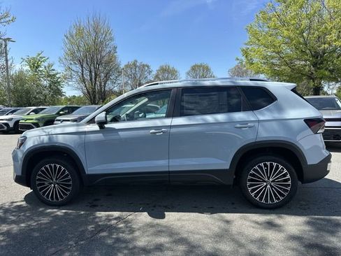 New 2026 Volkswagen Taos SE image 2