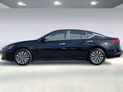 Used 2025 Nissan Altima 2.5 SV FWD image 2