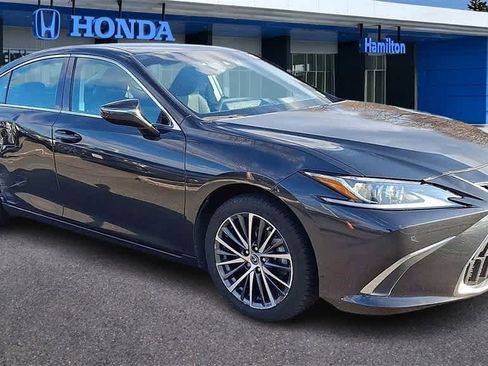 Used 2023 Lexus ES 300h w/ Premium Package image 2