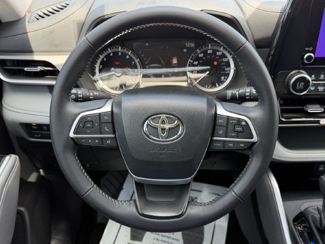 Used 2025 Toyota Highlander LE FWD image 11
