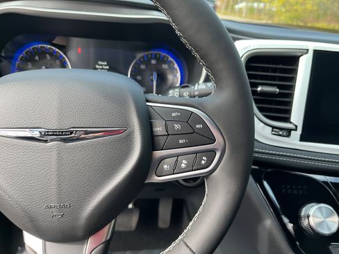New 2026 Chrysler Pacifica Select image 43
