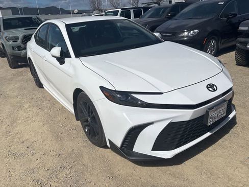 Used 2025 Toyota Camry SE image 2