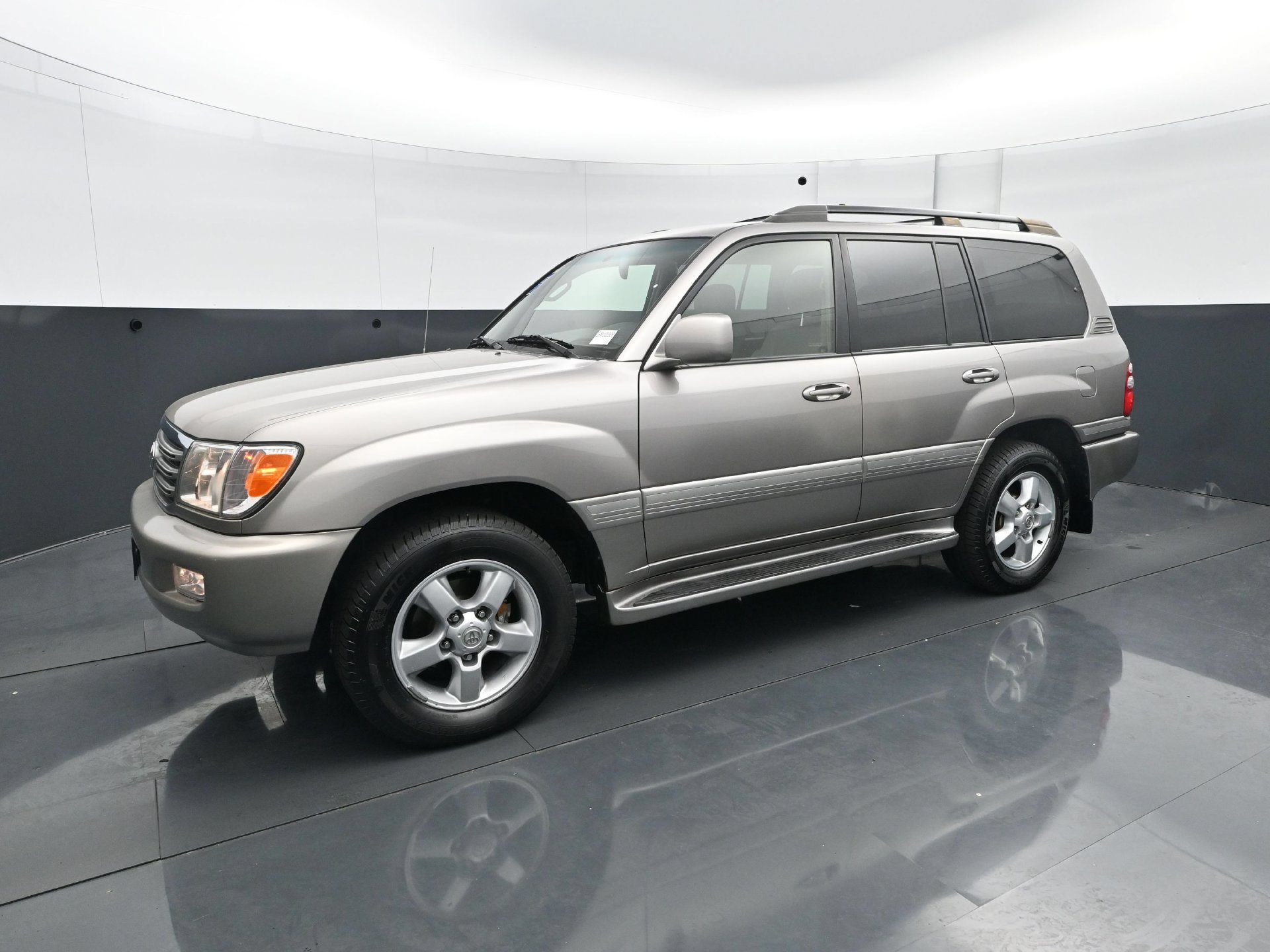 Used 2005 Toyota Land Cruiser AWD/4WD image 2