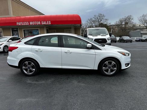 Used 2018 Ford Focus SE w/ SE Appearance Package image 8