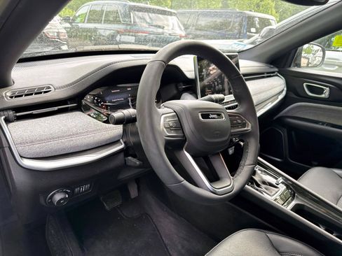 Used 2023 Jeep Compass Latitude AWD/4WD image 6