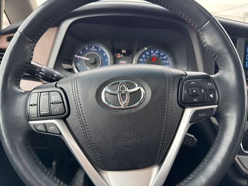 Used 2017 Toyota Sienna Limited image 38