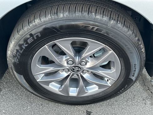 Used 2025 Toyota Sienna XLE image 23