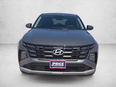 Used 2025 Hyundai Tucson SE FWD image 2