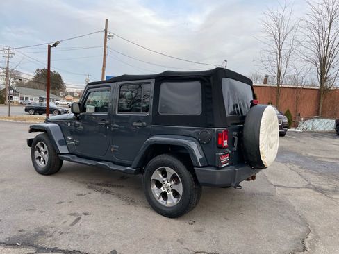 Used 2017 Jeep Wrangler Unlimited Sahara w/ Connectivity Group AWD/4WD image 25
