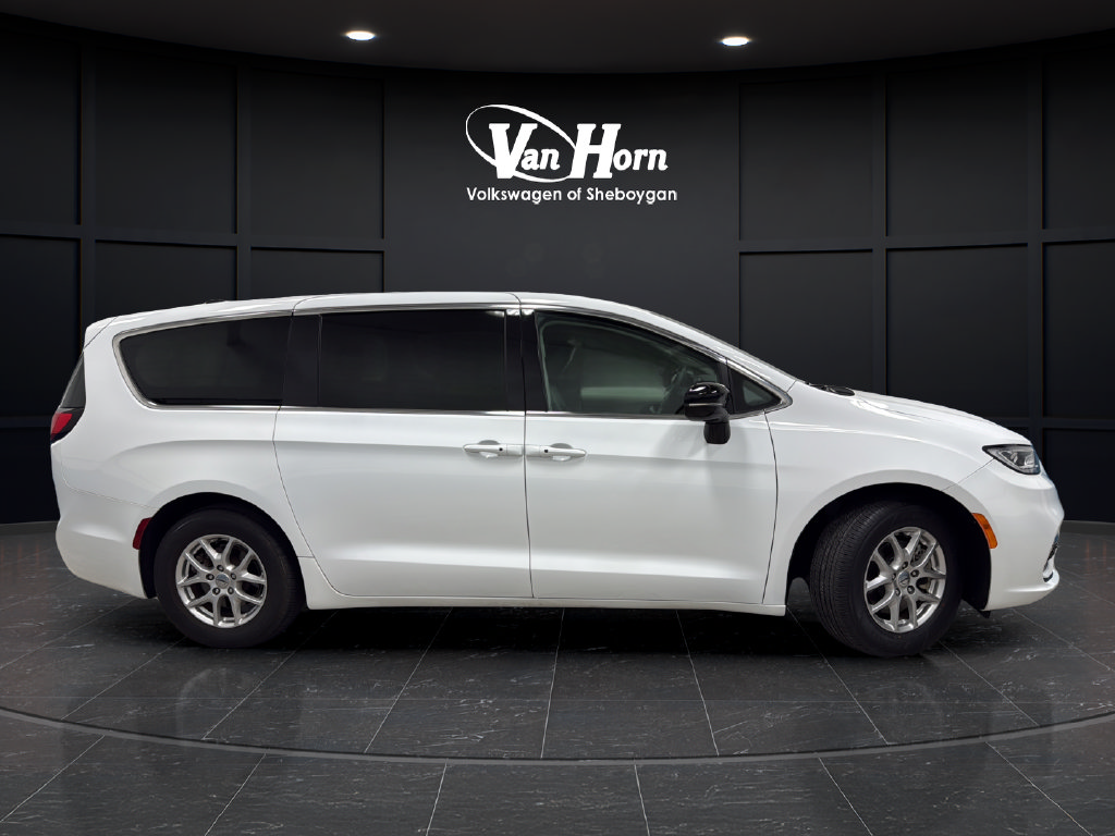 Used 2024 Chrysler Pacifica Touring-L FWD image 8