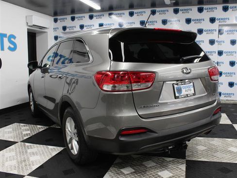 Used 2017 Kia Sorento AWD image 2