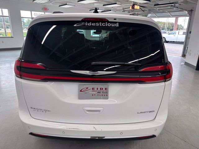 Used 2023 Chrysler Pacifica Limited FWD image 12