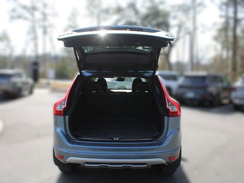 Used 2017 Volvo XC60 T6 Dynamic w/ Climate Package image 9