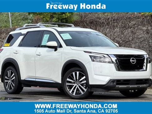 Used 2023 Nissan Pathfinder Platinum image 1