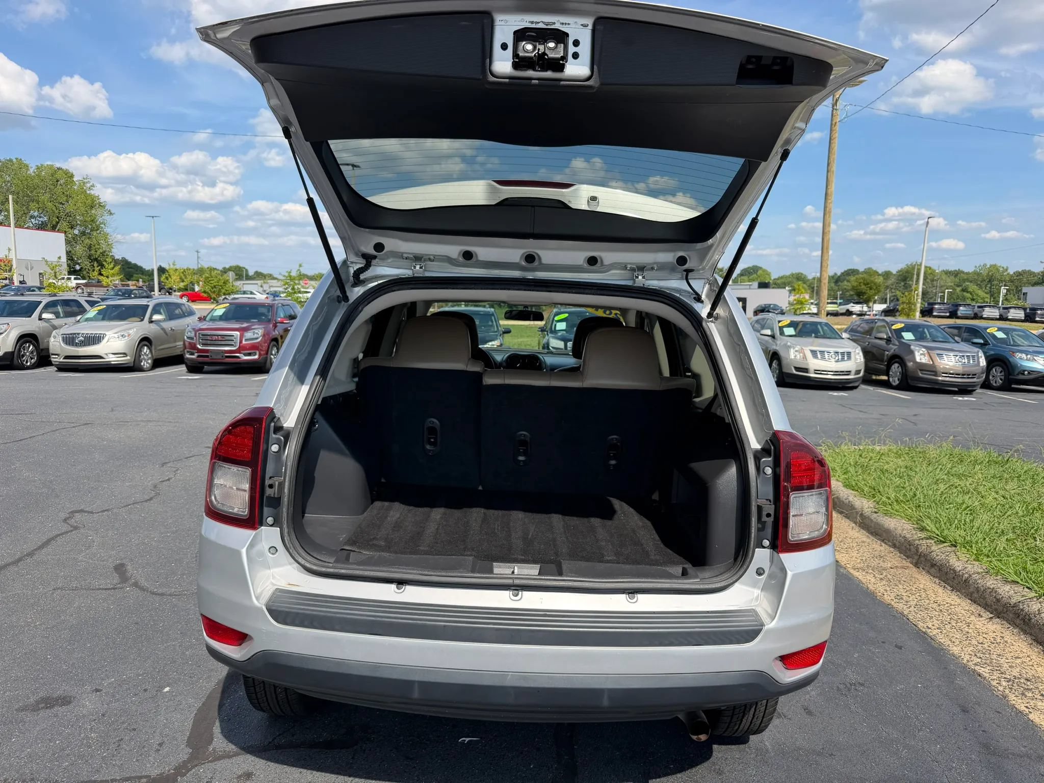 Used 2014 Jeep Compass Latitude FWD image 22