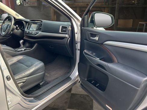 Used 2014 Toyota Highlander XLE AWD/4WD image 16