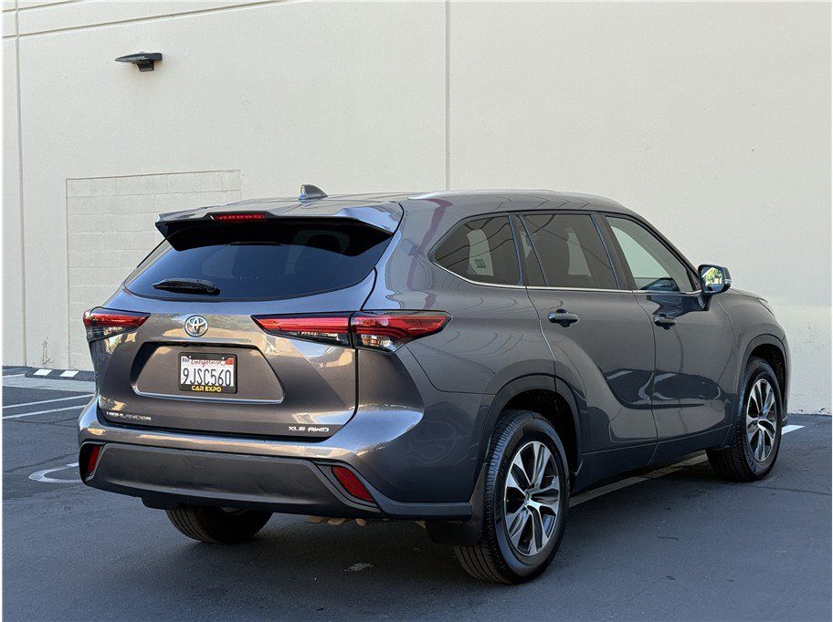 Used 2021 Toyota Highlander XLE AWD/4WD image 6