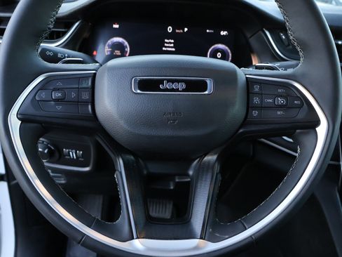 Used 2025 Jeep Grand Cherokee Altitude image 34