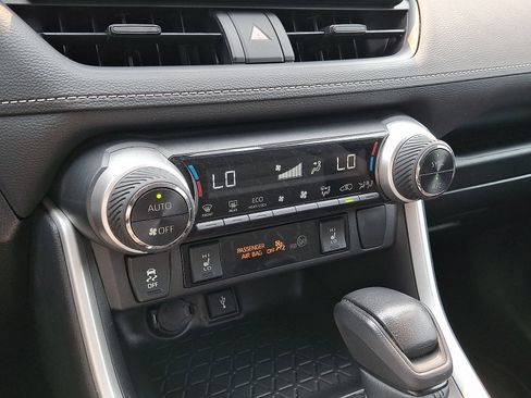 Certified 2021 Toyota RAV4 XLE w/ XLE Grade Weather Package AWD/4WD image 17