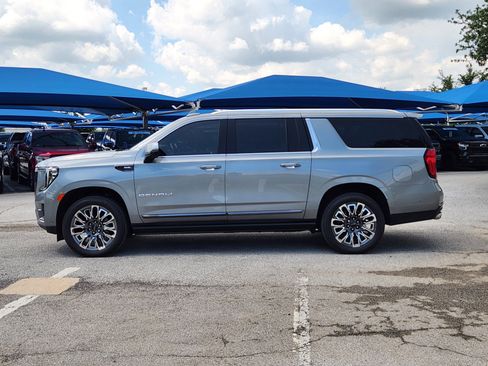 Used 2023 GMC Yukon XL Denali Ultimate AWD/4WD image 3