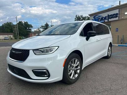 Used 2025 Chrysler Pacifica Select
