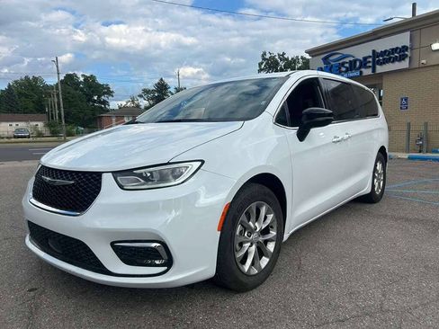 Used 2025 Chrysler Pacifica Select FWD image 1