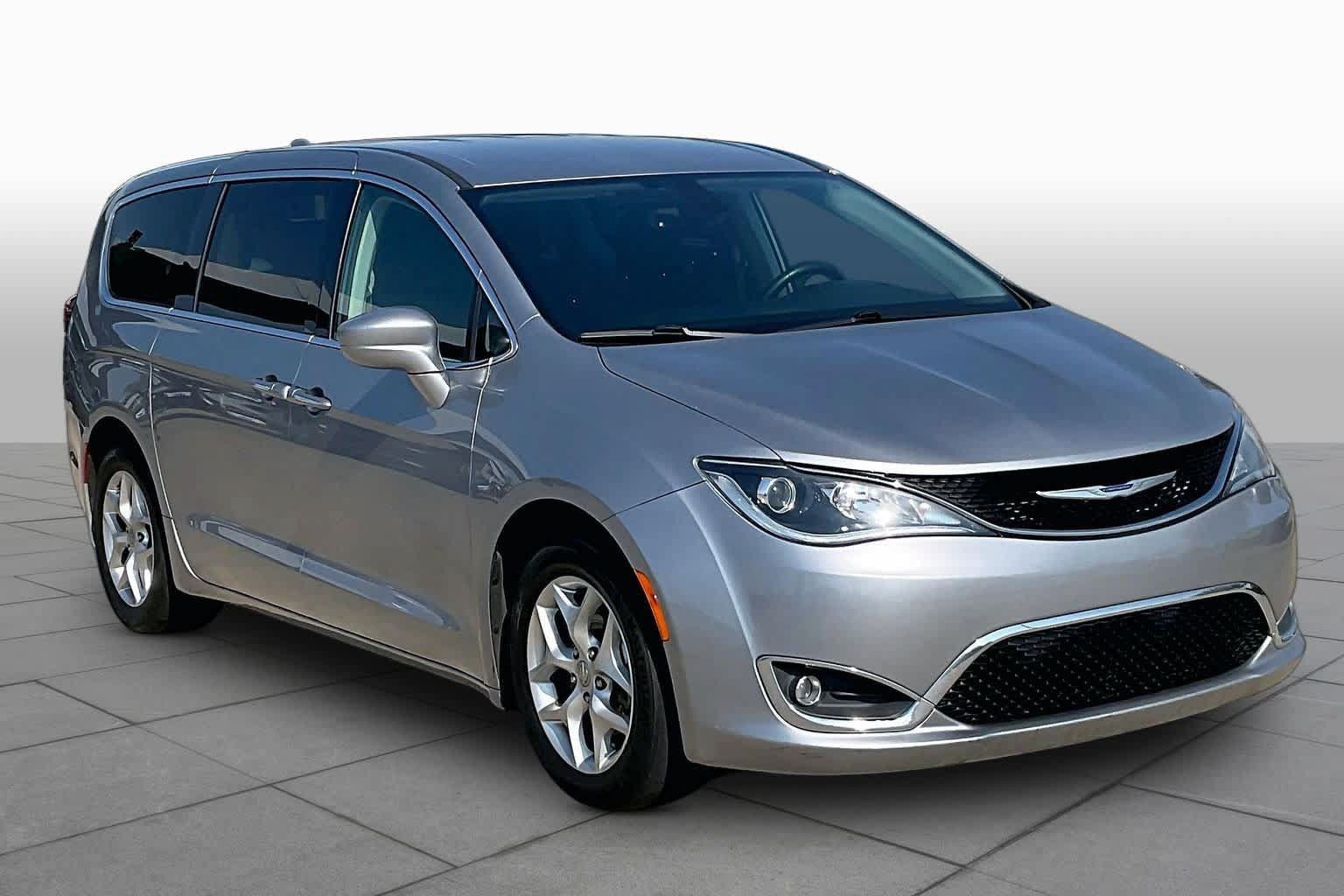 Used 2019 Chrysler Pacifica Touring Plus w/ Tire & Wheel Group FWD image 3