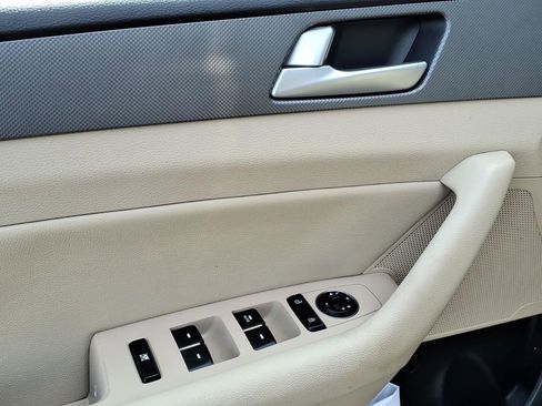 Used 2015 Hyundai Sonata SE w/ Option Group 09 FWD image 4