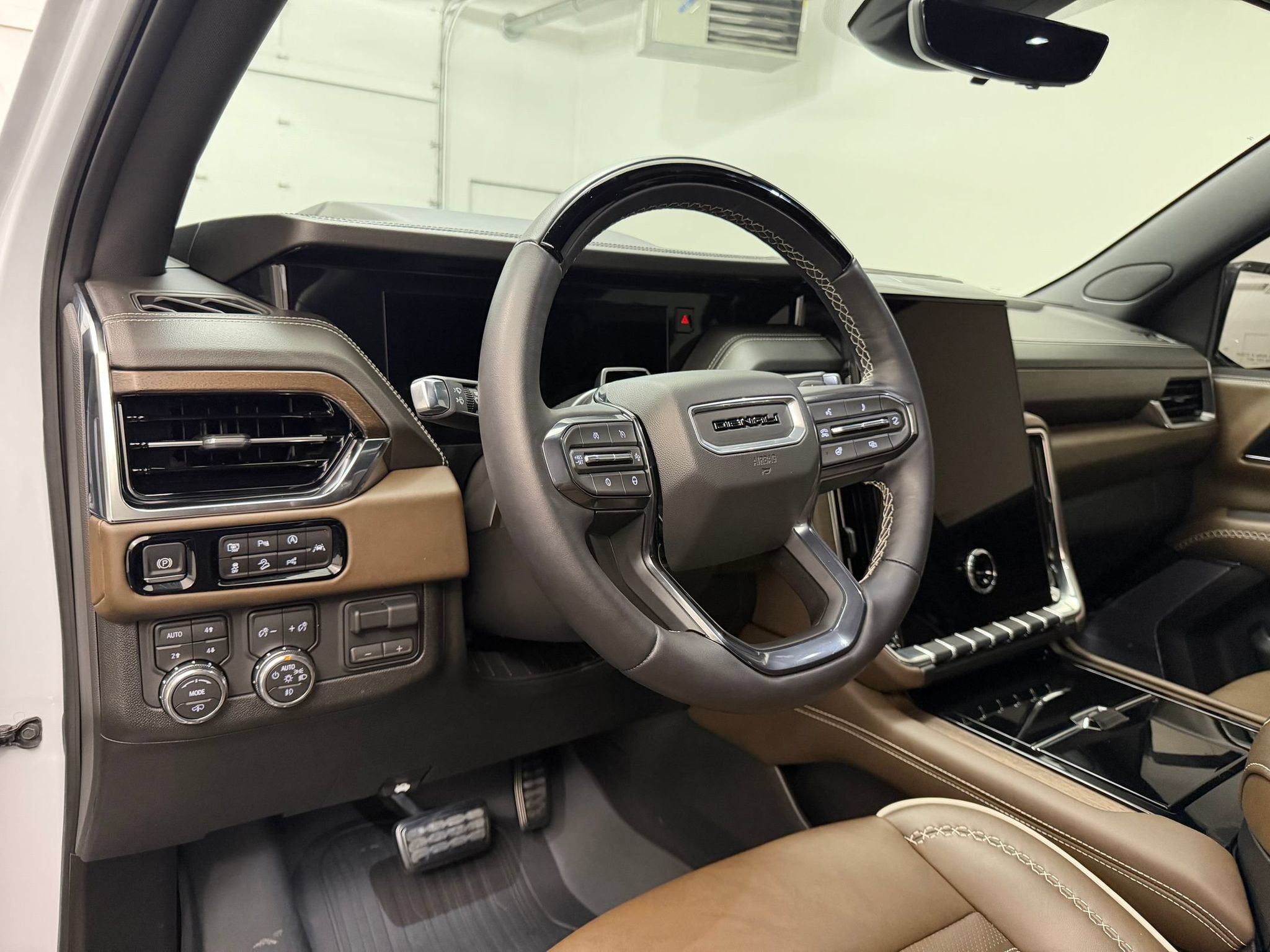 Used 2026 GMC Yukon Denali Ultimate w/ LPO, Illumination Package AWD/4WD image 4
