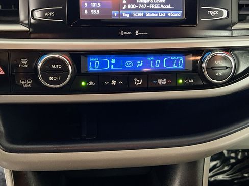 Used 2015 Toyota Highlander Plus FWD image 25