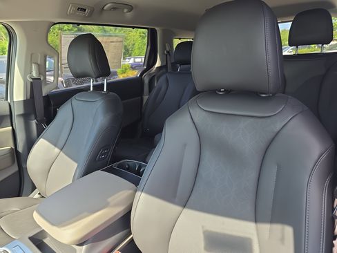 New 2026 Kia Carnival EX FWD image 22