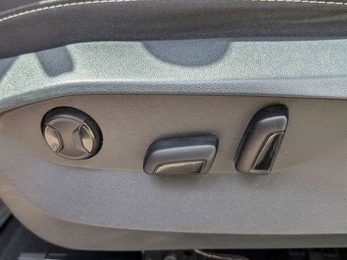 Used 2022 Volkswagen Taos SE w/ Panoramic Sunroof Package image 13