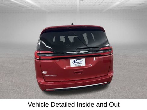 Used 2025 Chrysler Pacifica Select FWD image 11